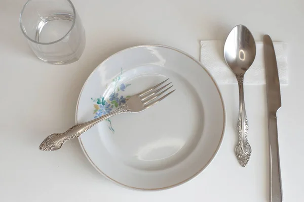 Schone Kookgerei Voor Dagelijks Gebruik Lege Borden Een Witte Tafelachtergrond — Stockfoto