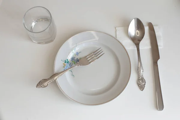 Schone Kookgerei Voor Dagelijks Gebruik Lege Borden Een Witte Tafelachtergrond — Stockfoto