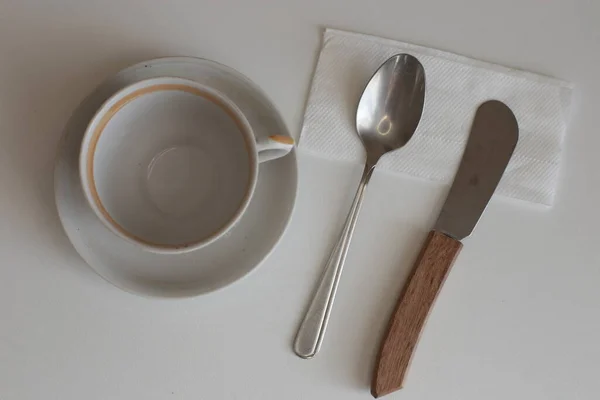 Καθαρά Μαγειρικά Σκεύη Καθημερινής Χρήσης Άδεια Πιάτα Λευκό Φόντο Τραπεζιού — Φωτογραφία Αρχείου
