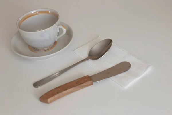 Tiszta Főzőedények Mindennapi Használatra Üres Ételek Fehér Asztal Háttér — Stock Fotó