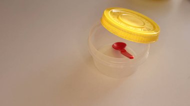 Beyaz masa arkasında boş plastik yemek takımı