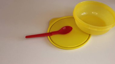 Beyaz masa arkasında boş plastik yemek takımı