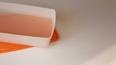 Beyaz masa arkasında boş plastik yemek takımı