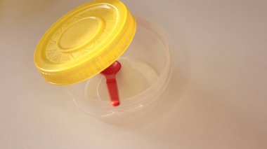 Beyaz masa arkasında boş plastik yemek takımı