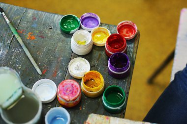 Resim, mankenlik ve uygulama üzerine çocuklar için bir sanat okulu dersi, geleceğin sanatçıları başyapıtlar yarattı