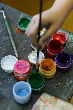 Resim, mankenlik ve uygulama üzerine çocuklar için bir sanat okulu dersi, geleceğin sanatçıları başyapıtlar yarattı