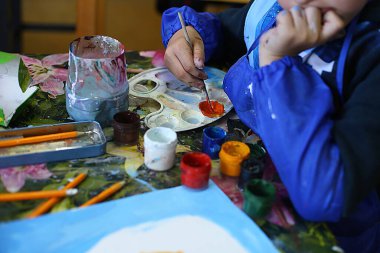 Resim, mankenlik ve uygulama üzerine çocuklar için bir sanat okulu dersi, geleceğin sanatçıları başyapıtlar yarattı