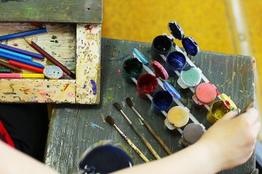 Resim, mankenlik ve uygulama üzerine çocuklar için bir sanat okulu dersi, geleceğin sanatçıları başyapıtlar yarattı