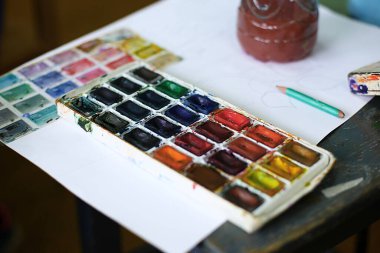 Resim, mankenlik ve uygulama üzerine çocuklar için bir sanat okulu dersi, geleceğin sanatçıları başyapıtlar yarattı