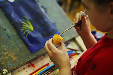 Resim, mankenlik ve uygulama üzerine çocuklar için bir sanat okulu dersi, geleceğin sanatçıları başyapıtlar yarattı