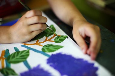 Resim, mankenlik ve uygulama üzerine çocuklar için bir sanat okulu dersi, geleceğin sanatçıları başyapıtlar yarattı