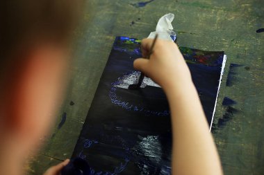 Resim, mankenlik ve uygulama üzerine çocuklar için bir sanat okulu dersi, geleceğin sanatçıları başyapıtlar yarattı