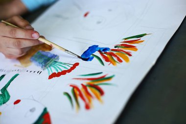 Resim, mankenlik ve uygulama üzerine çocuklar için bir sanat okulu dersi, geleceğin sanatçıları başyapıtlar yarattı