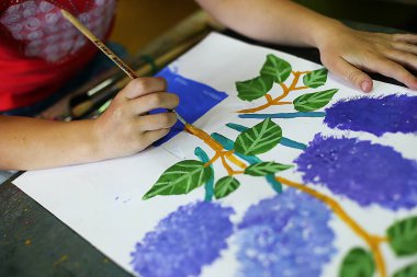 Resim, mankenlik ve uygulama üzerine çocuklar için bir sanat okulu dersi, geleceğin sanatçıları başyapıtlar yarattı