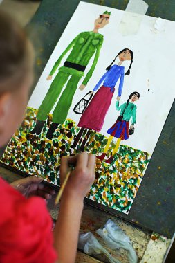 Resim, mankenlik ve uygulama üzerine çocuklar için bir sanat okulu dersi, geleceğin sanatçıları başyapıtlar yarattı