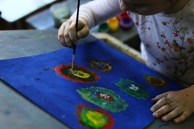 Resim, mankenlik ve uygulama üzerine çocuklar için bir sanat okulu dersi, geleceğin sanatçıları başyapıtlar yarattı