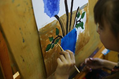 Resim, mankenlik ve uygulama üzerine çocuklar için bir sanat okulu dersi, geleceğin sanatçıları başyapıtlar yarattı