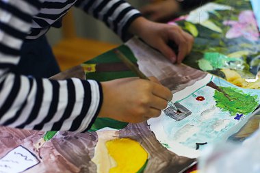 Resim, mankenlik ve uygulama üzerine çocuklar için bir sanat okulu dersi, geleceğin sanatçıları başyapıtlar yarattı