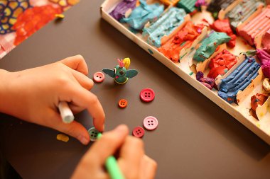 Resim, mankenlik ve uygulama üzerine çocuklar için bir sanat okulu dersi, geleceğin sanatçıları başyapıtlar yarattı