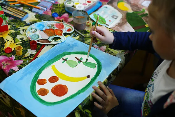 Una Lezione Una Scuola Arte Bambini Pittura Modellazione Applicazione Futuri — Foto Stock