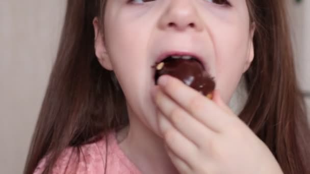 Menina Oito Anos Comendo Delicioso Eclair Sobremesa Doce — Vídeo de Stock
