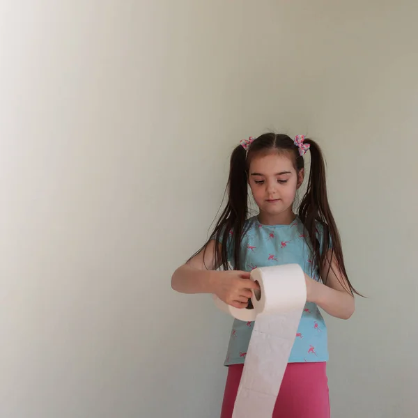 Divertido Joven Con Papel Higiénico Haciendo Cuarentena Papel Higiénico Stock —  Fotos de Stock