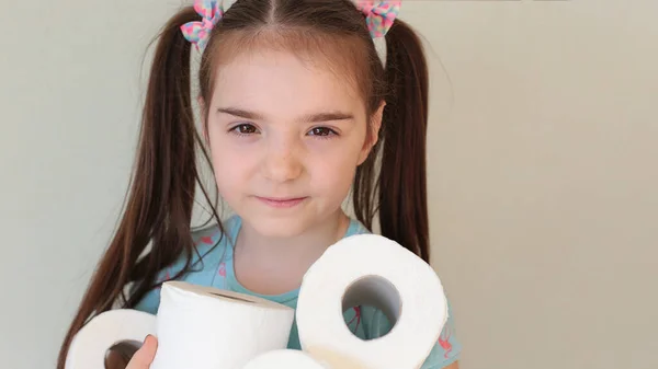 Lustige Junge Mädchen Mit Toilettenpapier Tun Quarantäne Toilettenpapier Stock Foto — Stockfoto