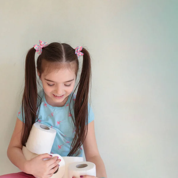 Jeune Fille Drôle Avec Papier Toilette Faisant Quarantaine Papier Toilette — Photo