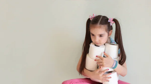 Divertido Joven Con Papel Higiénico Haciendo Cuarentena Papel Higiénico Stock — Foto de Stock