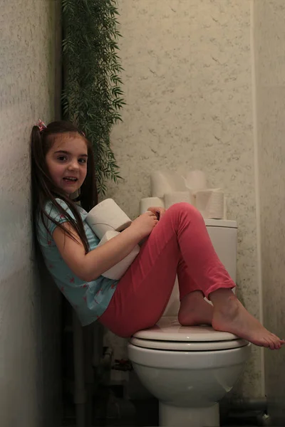 Смішна Молода Дівчина Туалетним Папером Робить Карантинний Туалетний Папір Запас — стокове фото