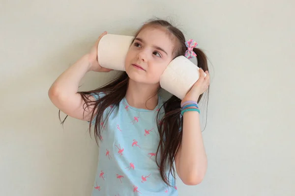 Divertente Ragazza Con Carta Igienica Facendo Quarantena Carta Igienica Stock — Foto Stock