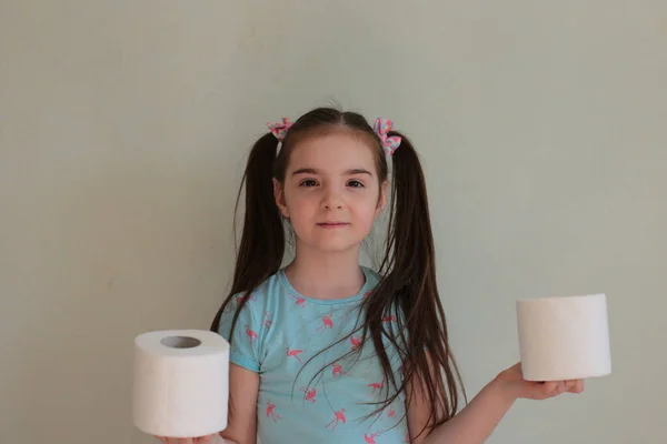 Смішна Молода Дівчина Туалетним Папером Робить Карантинний Туалетний Папір Запас — стокове фото