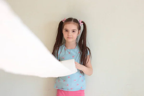 Αστείο Νεαρό Κορίτσι Χαρτί Τουαλέτας Κάνει Καραντίνα Χαρτί Τουαλέτας Απόθεμα — Φωτογραφία Αρχείου