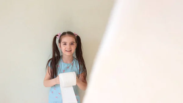 Jeune Fille Drôle Avec Papier Toilette Faisant Quarantaine Papier Toilette — Photo