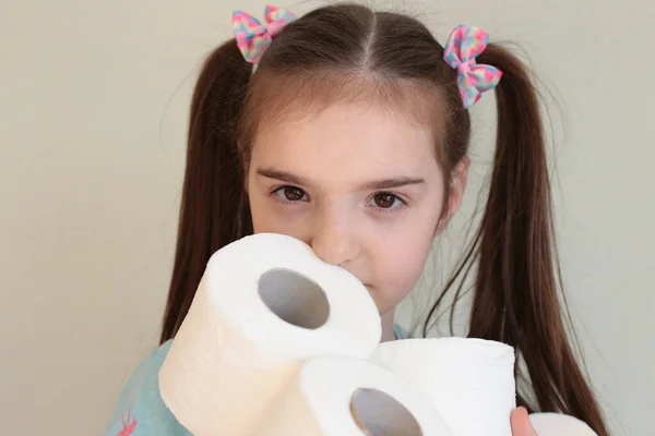 Lustige Junge Mädchen Mit Toilettenpapier Tun Quarantäne Toilettenpapier Stock Foto — Stockfoto