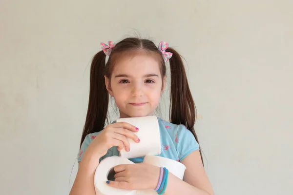 Αστείο Νεαρό Κορίτσι Χαρτί Τουαλέτας Κάνει Καραντίνα Χαρτί Τουαλέτας Απόθεμα — Φωτογραφία Αρχείου