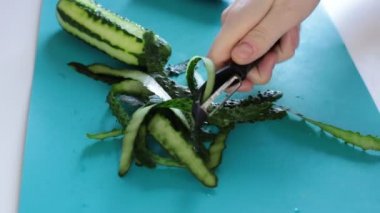 Lezzetli bir sebze salatası pişir, çiğ taze ve sulu yemekler kes ve karıştır, iyi bir vejetaryen yemeği.