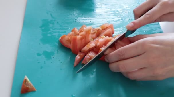 Gotować Pyszne Sałatki Warzywne Pokroić Surowe Świeże Soczyste Potrawy Wymieszać — Wideo stockowe