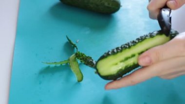 Lezzetli bir sebze salatası pişir, çiğ taze ve sulu yemekler kes ve karıştır, iyi bir vejetaryen yemeği.