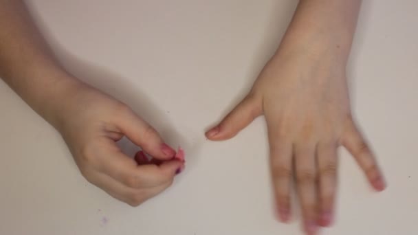 用丙酮在羊毛上洗掉彩色指甲油 — 图库视频影像