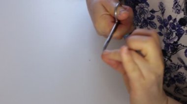 Manikür için makasla uzatılmış tırnakları kes