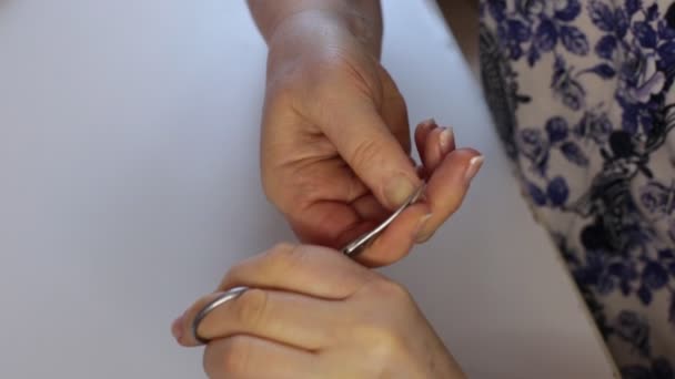 修剪长满荆棘的指甲 用剪刀修指甲 — 图库视频影像
