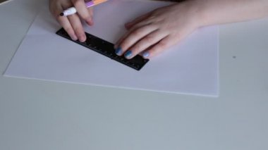 Çizginin üzerine farklı keçeli kalemlerle çok renkli çizgiler çiz