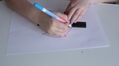 Çizginin üzerine farklı keçeli kalemlerle çok renkli çizgiler çiz