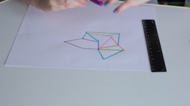 Çizginin üzerine farklı keçeli kalemlerle çok renkli çizgiler çiz