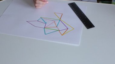 Çizginin üzerine farklı keçeli kalemlerle çok renkli çizgiler çiz