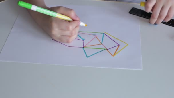 Zeichnen Sie Mit Verschiedenen Filzstiften Mehrfarbige Linien Auf Die Linie — Stockvideo