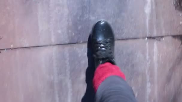 Πόδια Ενός Άντρα Λαστιχένιες Μπότες Περπατούν Μέσα Στη Λάσπη — Αρχείο Βίντεο