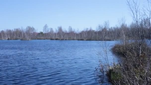 湖畔的风景美丽的蓝水 — 图库视频影像