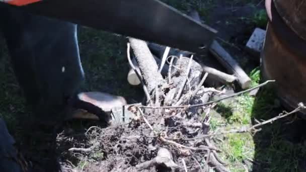 Mensenhanden Zagen Planken Brandhout Met Een Zaag — Stockvideo